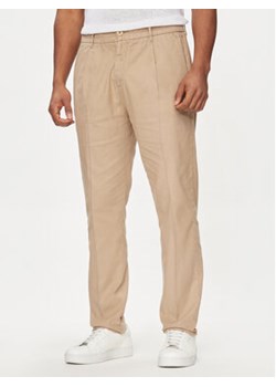 Guess Chinosy Henry M4GB28 WFBXA Khaki Slim Fit ze sklepu MODIVO w kategorii Spodnie męskie - zdjęcie 171007065