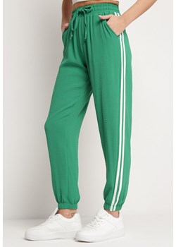 Zielone Spodnie Dresowe Joggery z Lampasami Fraxina ze sklepu Born2be Odzież w kategorii Spodnie damskie - zdjęcie 171015967