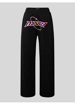 Spodnie dresowe o luźnym kroju z nadrukiem z logo — REVIEW X MATW ze sklepu Peek&Cloppenburg  w kategorii Spodnie damskie - zdjęcie 171032528
