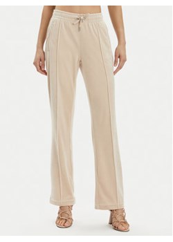 Juicy Couture Spodnie dresowe Tina JCAPW045 Beżowy Regular Fit ze sklepu MODIVO w kategorii Spodnie damskie - zdjęcie 171039338