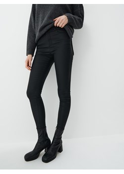 Mohito - Woskowane spodnie skinny - czarny ze sklepu Mohito w kategorii Jeansy damskie - zdjęcie 171147835
