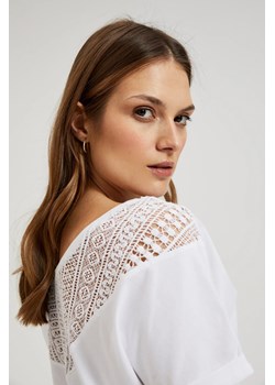 Bluzka z koronką na plecach biała ze sklepu Moodo.pl w kategorii Bluzki damskie - zdjęcie 171148308
