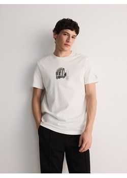 Reserved - T-shirt regular fit z nadrukiem - złamana biel ze sklepu Reserved w kategorii T-shirty męskie - zdjęcie 171148758