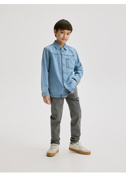 Reserved - Elastyczne spodnie regular - jasnoszary ze sklepu Reserved w kategorii Spodnie chłopięce - zdjęcie 171189876
