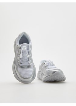 Reserved - Metaliczne sneakersy - biały ze sklepu Reserved w kategorii Buty sportowe dziecięce - zdjęcie 171196319