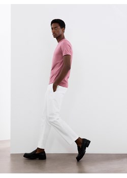 Reserved - Spodnie chino leisure fit - biały ze sklepu Reserved w kategorii Spodnie męskie - zdjęcie 171196527