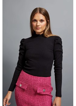 Czarna prążkowana bluzka z bufistaymi rękawami i półgolfem ze sklepu 5.10.15 w kategorii Bluzki damskie - zdjęcie 171203825