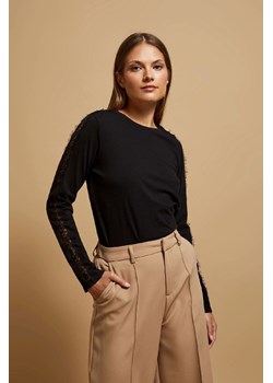 Czarna bluzka damska z długim rękawem i koronką ze sklepu 5.10.15 w kategorii Bluzki damskie - zdjęcie 171203827