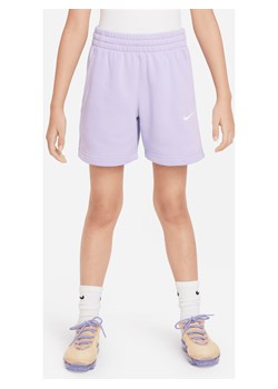 Spodenki z dzianiny dresowej dla dużych dzieci (dziewcząt) Nike Sportswear Club Fleece 12,5 cm - Fiolet ze sklepu Nike poland w kategorii Spodenki dziewczęce - zdjęcie 171206777