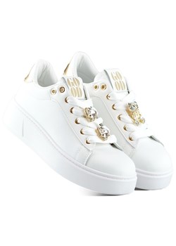 Białe modne sneakersy damskie z ozdobami na sznurówkach sneakersy z misiem ze sklepu ButyModne.pl w kategorii Buty sportowe damskie - zdjęcie 171207405