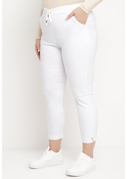 Białe Spodnie z Gumką w Pasie Ściągane Sznurkiem Ozdobione Metalowymi Wstawkami i Cyrkoniami Cagea ze sklepu Born2be Odzież w kategorii Spodnie damskie - zdjęcie 171229648
