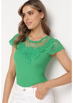 Zielony T-shirt z Koronkowymi Rękawami i Dekoltem Delilena ze sklepu Born2be Odzież w kategorii Bluzki damskie - zdjęcie 171229948