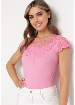 Różowy T-shirt z Koronkowymi Rękawami i Dekoltem Delilena ze sklepu Born2be Odzież w kategorii Bluzki damskie - zdjęcie 171229955