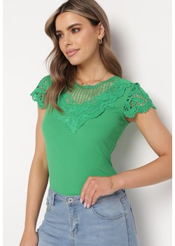 Zielony T-shirt z Koronkową Wstawką z Prążkowanego Materiału Celalilena ze sklepu Born2be Odzież w kategorii Bluzki damskie - zdjęcie 171230039