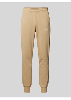 Spodnie dresowe o kroju regular fit z nadrukiem z logo ze sklepu Peek&Cloppenburg  w kategorii Spodnie męskie - zdjęcie 171230278