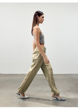 Reserved - Spodnie z efektem gniecenia - beżowy ze sklepu Reserved w kategorii Spodnie damskie - zdjęcie 171231596