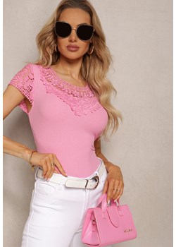 Różowy T-shirt z Prążkowaniem i Ozdobną Koronką przy Dekolcie i Ramionach Neliai ze sklepu Renee odzież w kategorii Bluzki damskie - zdjęcie 171233055