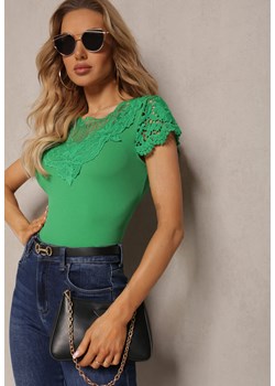 Zielony Prążkowany T-shirt z Koronką na Dekolcie i Rękawach Delalilena ze sklepu Renee odzież w kategorii Bluzki damskie - zdjęcie 171233105