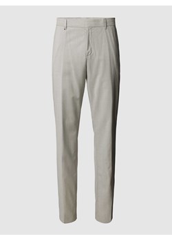 Spodnie materiałowe o kroju regular fit z detalem z logo model ‘Genius’ ze sklepu Peek&Cloppenburg  w kategorii Spodnie męskie - zdjęcie 171245868