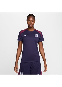 Damska dzianinowa koszulka piłkarska z krótkim rękawem Nike Dri-FIT Anglia Strike - Fiolet ze sklepu Nike poland w kategorii Bluzki damskie - zdjęcie 171246317