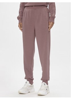 Calvin Klein Performance Spodnie dresowe 00GWS4P656 Różowy Relaxed Fit ze sklepu MODIVO w kategorii Spodnie damskie - zdjęcie 171254785