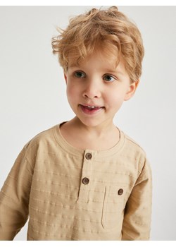 Reserved - Strukturalny longsleeve henley - beżowy ze sklepu Reserved w kategorii T-shirty chłopięce - zdjęcie 171257415