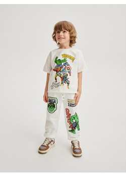 Reserved - Dresowe joggery Marvel - złamana biel ze sklepu Reserved w kategorii Spodnie chłopięce - zdjęcie 171257555