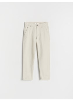 Reserved - Spodnie chino regular fit - beżowy ze sklepu Reserved w kategorii Spodnie chłopięce - zdjęcie 171257658