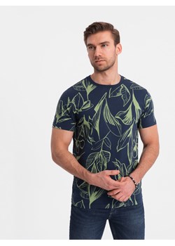 T-shirt męski fullprint w kontrastowe liście - granatowy V5 OM-TSFP-0180 ze sklepu ombre w kategorii T-shirty męskie - zdjęcie 171261126