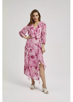 Sukienka z falbanami i kwiatowym wzorem różowa ze sklepu Moodo.pl w kategorii Sukienki - zdjęcie 171263326