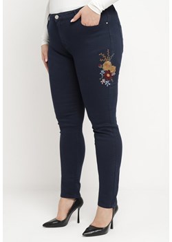 Granatowe Spodnie z Dopasowanymi Nogawkami Ozdobionymi Haftem Ariava ze sklepu Born2be Odzież w kategorii Spodnie damskie - zdjęcie 171267087