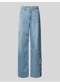 Jeansy z szeroką nogawką i naszywkami z motywem ze sklepu Peek&Cloppenburg  w kategorii Jeansy damskie - zdjęcie 171267826