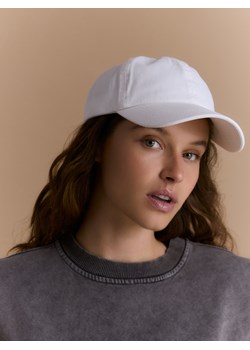 Reserved - Bawełniana czapka z daszkiem - kremowy ze sklepu Reserved w kategorii Czapki z daszkiem damskie - zdjęcie 171269846