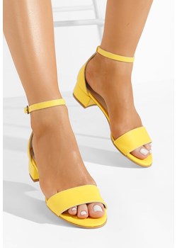 Żółte sandały na słupku Amais V3 ze sklepu Zapatos w kategorii Sandały damskie - zdjęcie 171280665