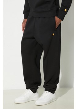 Carhartt WIP spodnie dresowe Chase Sweat Pant kolor czarny gładkie I033667.00FXX ze sklepu PRM w kategorii Spodnie męskie - zdjęcie 171298957