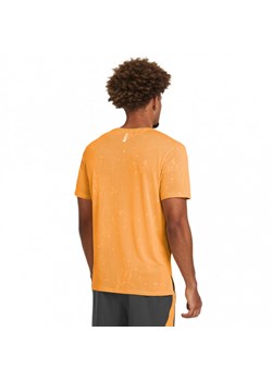 Męska koszulka do biegania Under Armour UA Launch Splatter SS - pomarańczowa ze sklepu Sportstylestory.com w kategorii T-shirty męskie - zdjęcie 171308595