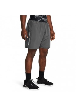 Męskie spodenki treningowe Under Armour UA Tech Woven Wordmark Short - szare ze sklepu Sportstylestory.com w kategorii Spodenki męskie - zdjęcie 171308887