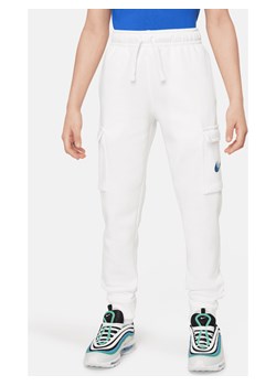 Bojówki z dzianiny z grafiką dla dużych dzieci (chłopców) Nike Sportswear - Biel ze sklepu Nike poland w kategorii Spodnie chłopięce - zdjęcie 171313246