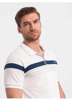 Dopasowana koszulka męska polo z dwukolorowymi pasami – biała V4 OM-POSS-0127 ze sklepu ombre w kategorii T-shirty męskie - zdjęcie 171315426