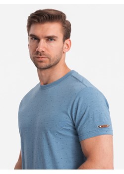 Męski t-shirt fullprint z kolorowymi literami - niebieski denim V4 OM-TSFP-0185 ze sklepu ombre w kategorii T-shirty męskie - zdjęcie 171322047