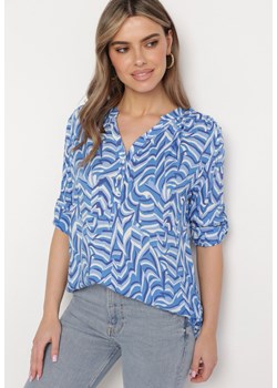 Niebieska Bluzka z Wiskozy w Mozaikowy Wzór z Podwijanymi Rękawami Regisia ze sklepu Born2be Odzież w kategorii Koszule damskie - zdjęcie 171326529