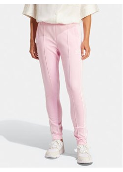 adidas Spodnie dresowe adicolor SST IR8076 Różowy Slim Fit ze sklepu MODIVO w kategorii Spodnie damskie - zdjęcie 171328348