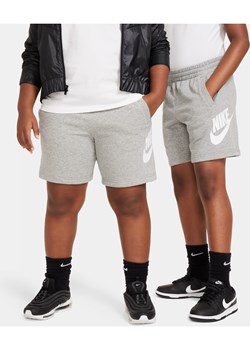 Spodenki z dzianiny dresowej dla dużych dzieci Nike Sportswear Club Fleece (szerszy rozmiar) - Szary ze sklepu Nike poland w kategorii Spodenki chłopięce - zdjęcie 171331509