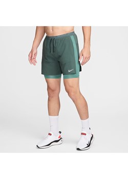 Męskie hybrydowe spodenki do biegania Nike Stride Dri-FIT 13 cm - Zieleń ze sklepu Nike poland w kategorii Spodenki męskie - zdjęcie 171331537