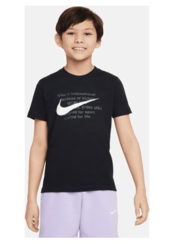 T-shirt dla dużych dzieci (chłopców) Nike Sportswear - Czerń ze sklepu Nike poland w kategorii T-shirty chłopięce - zdjęcie 171331559