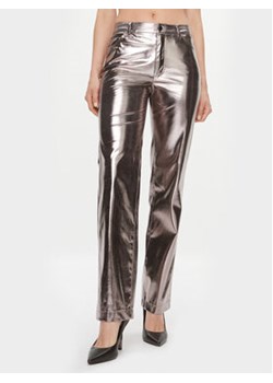 Guess Spodnie z imitacji skóry W4RB33 WFWP0 Złoty Regular Fit ze sklepu MODIVO w kategorii Spodnie damskie - zdjęcie 171342889