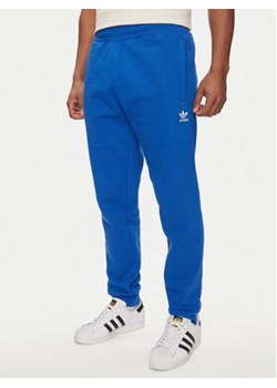 adidas Spodnie dresowe Trefoil Essentials IR7806 Niebieski Slim Fit ze sklepu MODIVO w kategorii Spodnie męskie - zdjęcie 171343197