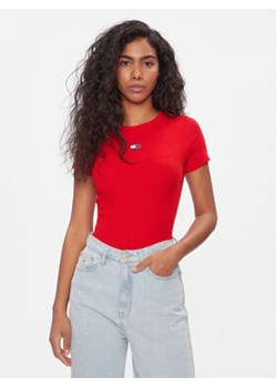 Tommy Jeans T-Shirt Badge DW0DW17881 Czerwony Slim Fit ze sklepu MODIVO w kategorii Bluzki damskie - zdjęcie 171343439