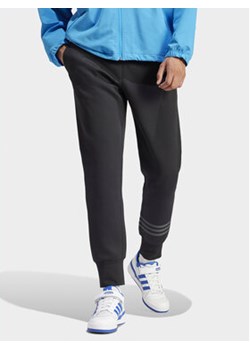 adidas Spodnie dresowe Street Neuclassics IS2812 Czarny Regular Fit ze sklepu MODIVO w kategorii Spodnie męskie - zdjęcie 171345649