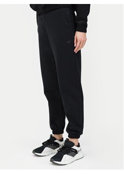 4F Spodnie dresowe 4FWSS24TTROF666 Czarny Regular Fit ze sklepu MODIVO w kategorii Spodnie damskie - zdjęcie 171345778